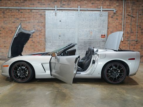 Used 2006 Chevrolet Corvette Convertible w/ Preferred Equipment Group RWD image 26