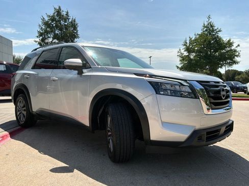 Used 2025 Nissan Pathfinder SV FWD image 4