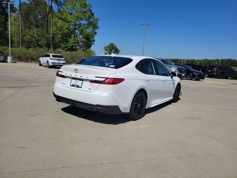Used 2025 Toyota Camry SE image 3