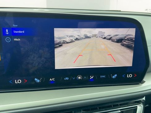 Used 2025 Chevrolet Traverse LT FWD image 24
