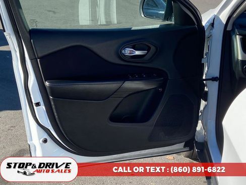 Used 2015 Jeep Cherokee Latitude w/ Cold Weather Group image 9