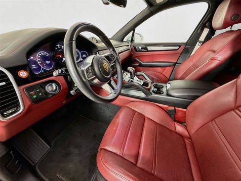 Used 2023 Porsche Cayenne Platinum Edition AWD/4WD image 2