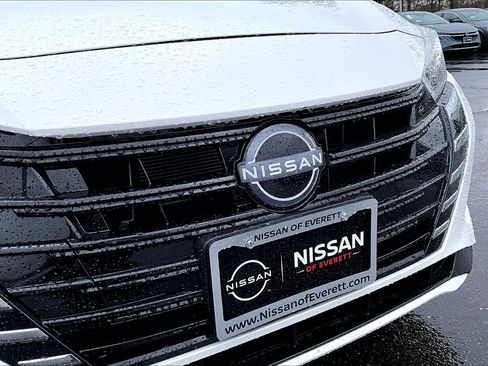 Used 2025 Nissan Versa SV w/ Trunk Package image 18