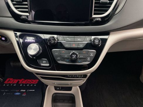 Used 2024 Chrysler Pacifica Touring-L FWD image 21
