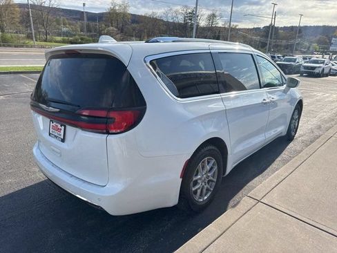 Used 2021 Chrysler Pacifica Touring-L FWD image 4