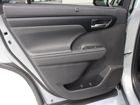 Certified 2025 Toyota Highlander XSE image 13