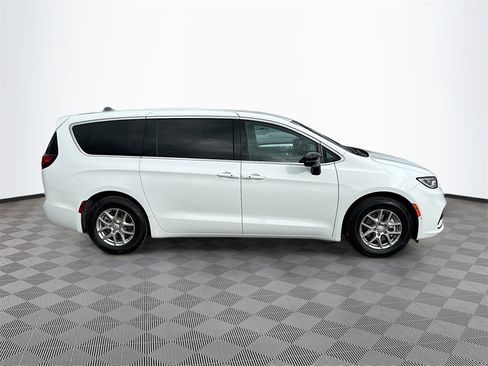 New 2026 Chrysler Pacifica Select image 4