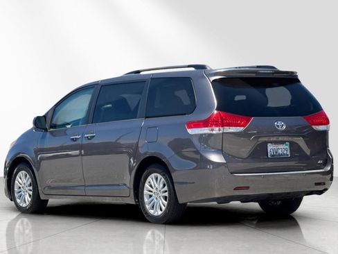 Used 2012 Toyota Sienna XLE FWD image 6
