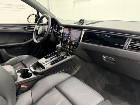 Certified 2025 Porsche Macan image 24