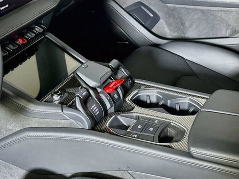 Used 2025 Lamborghini Urus SE AWD/4WD image 22