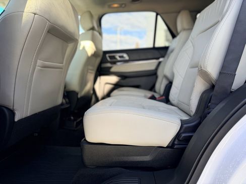 Used 2017 Ford Explorer Platinum image 14