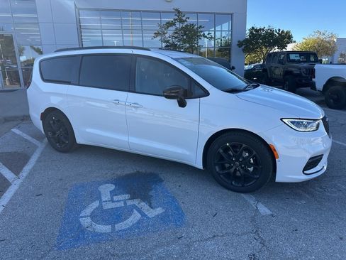 New 2026 Chrysler Pacifica Select image 39