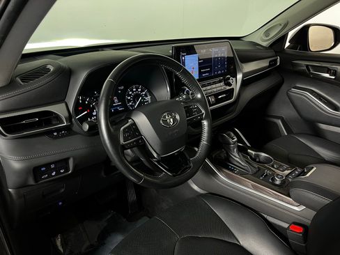 Used 2021 Toyota Highlander Platinum image 12