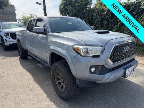 Used 2018 Toyota Tacoma TRD Sport RWD image 2
