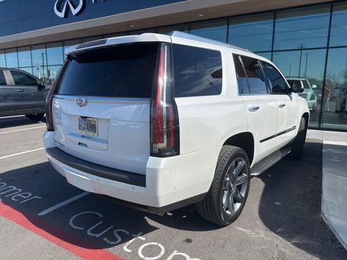 Used 2017 Cadillac Escalade Luxury image 3