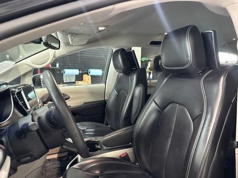 Used 2023 Chrysler Pacifica Touring-L w/ Uconnect Theater Family Group AWD/4WD image 12