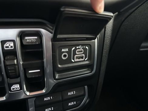 Used 2020 Jeep Gladiator Overland image 17