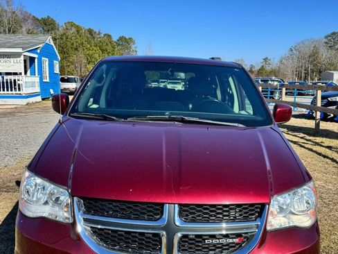 Used 2018 Dodge Grand Caravan SXT image 3