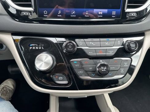 Used 2024 Chrysler Pacifica Touring-L FWD image 34