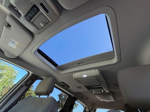 Used 2016 Chrysler Town & Country Limited Platinum FWD image 22