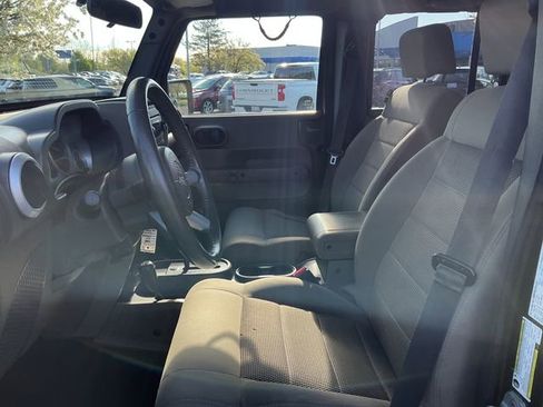 Used 2009 Jeep Wrangler Unlimited Sahara w/ Dual Top Group AWD/4WD image 10