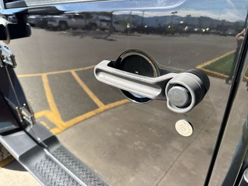 Used 2018 Jeep Wrangler Unlimited Sahara image 12