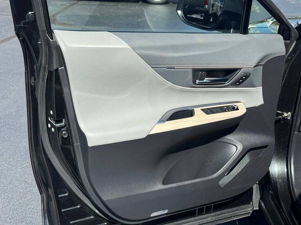 Certified 2023 Toyota Venza XLE AWD/4WD image 11