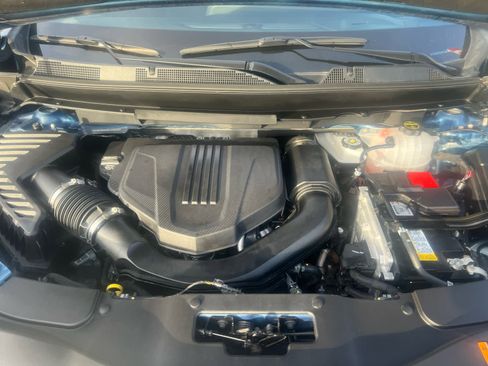 Used 2025 Chevrolet Traverse LT image 3