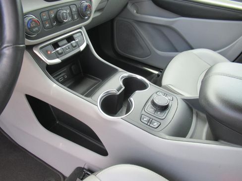 Used 2022 GMC Terrain SLT FWD image 16
