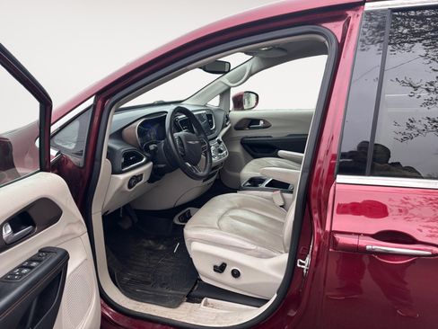 Used 2018 Chrysler Pacifica Touring-L Plus w/ Advanced Safetytec Group FWD image 8