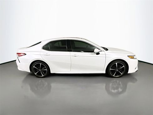 Used 2018 Toyota Camry XSE image 7