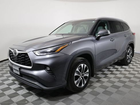 Used 2021 Toyota Highlander XLE AWD/4WD image 5
