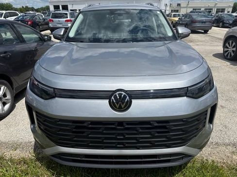 Used 2025 Volkswagen Tiguan SE AWD/4WD image 7