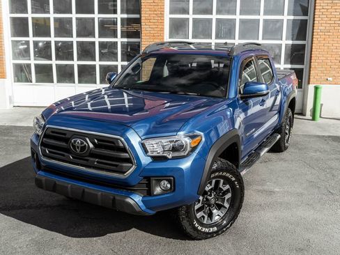 Used 2018 Toyota Tacoma TRD Off-Road image 2