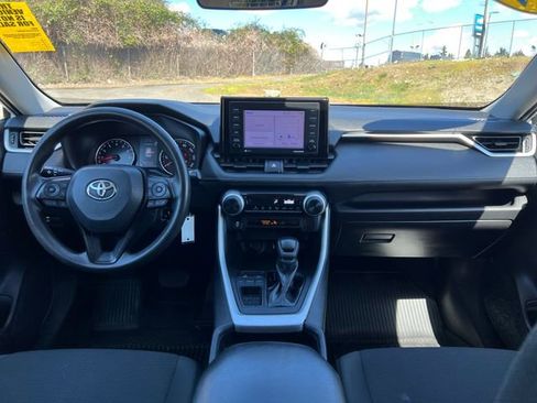 Used 2021 Toyota RAV4 LE FWD image 14