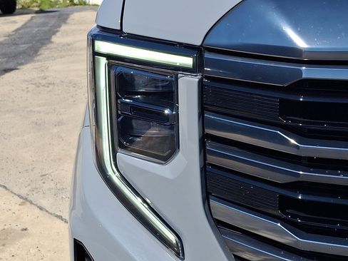 Used 2024 GMC Sierra 1500 AT4 w/ Technology Package AWD/4WD image 9