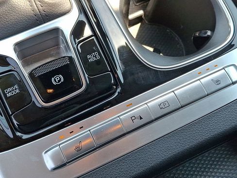 Used 2024 Kia Carnival EX FWD image 25