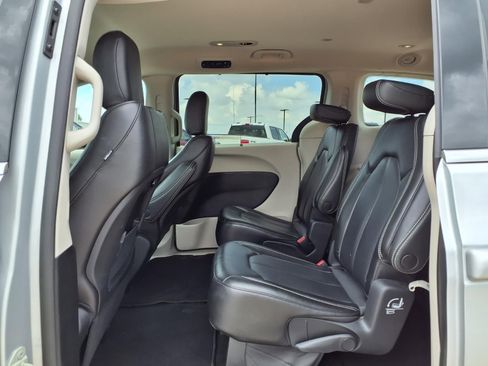 Used 2023 Chrysler Pacifica Touring-L FWD image 19