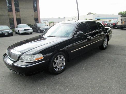 Used 2010 Lincoln Town Car Executive L image 1