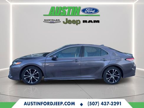 Used 2020 Toyota Camry SE image 2