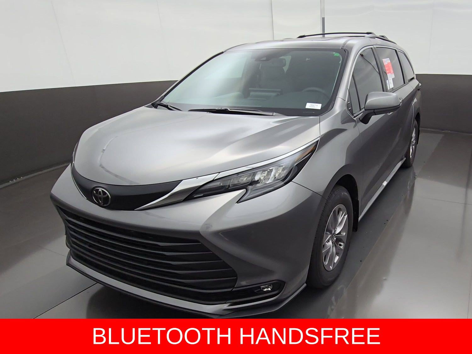 New 2026 Toyota Sienna XLE FWD image 3