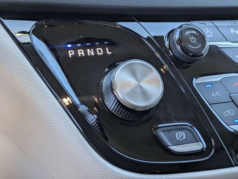 Used 2024 Chrysler Pacifica Touring-L FWD image 22