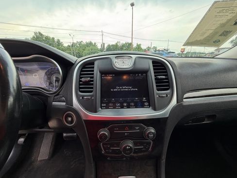 Used 2019 Chrysler 300 Limited RWD image 19