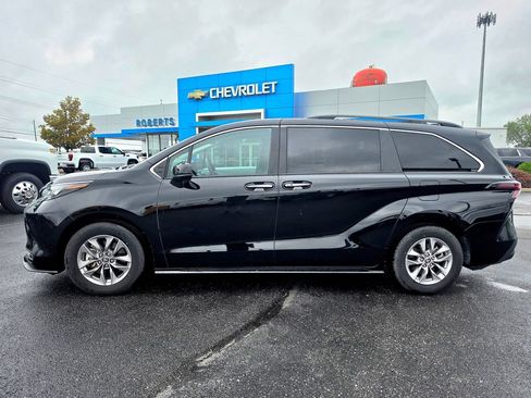 Used 2026 Toyota Sienna XLE FWD image 3
