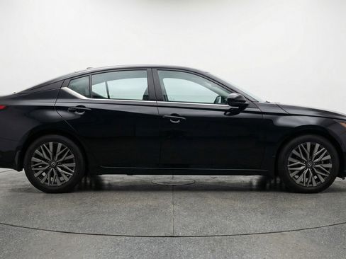 Used 2025 Nissan Altima 2.5 SV FWD image 11