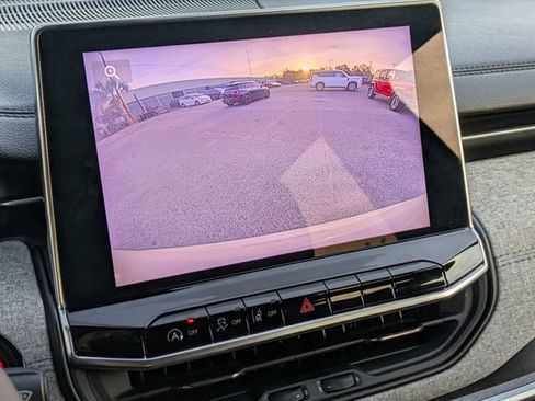 Used 2024 Jeep Compass Latitude image 23