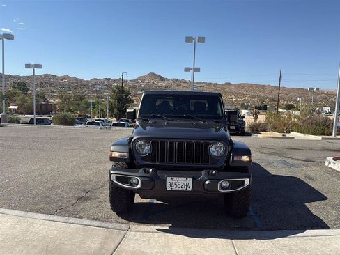 Used 2025 Jeep Gladiator Sport AWD/4WD image 2