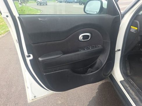 Used 2017 Kia Soul + FWD image 21