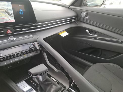 New 2024 Hyundai Elantra SEL w/ Convenience Package image 24