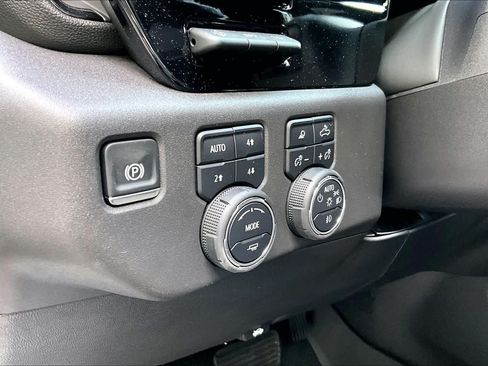 Used 2025 Chevrolet Silverado 1500 ZR2 w/ Technology Package AWD/4WD image 32